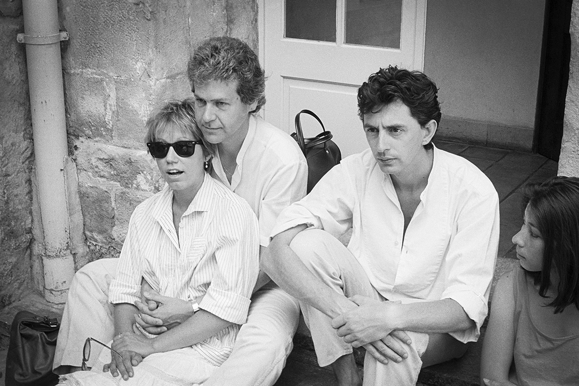 Damien Hustinckx Brigitte Closset, Alain Janssens et Tran Than Maï dans la cour de l'hôtel Arlatan, 1985.jpg