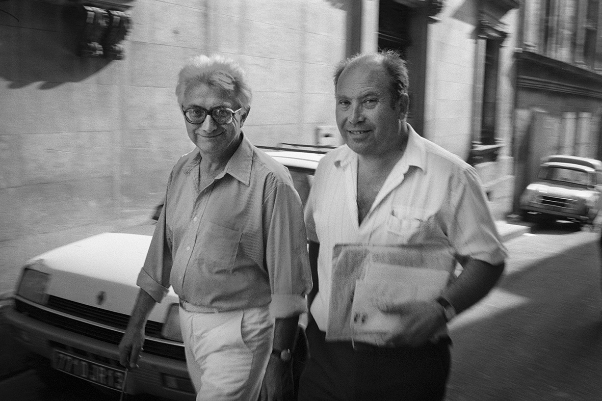 LucienClergue et Jean-Maurice Rouquette, rue des Arènes, 1984.jpg