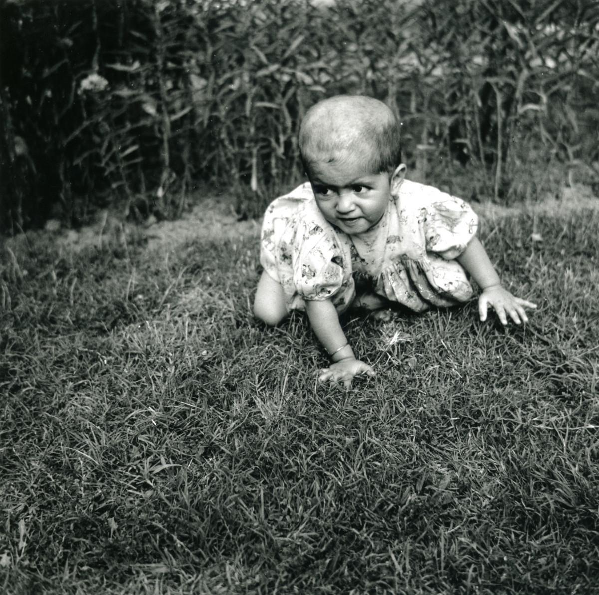 baby on the floor, Srinagar, 1962, Noni Singh