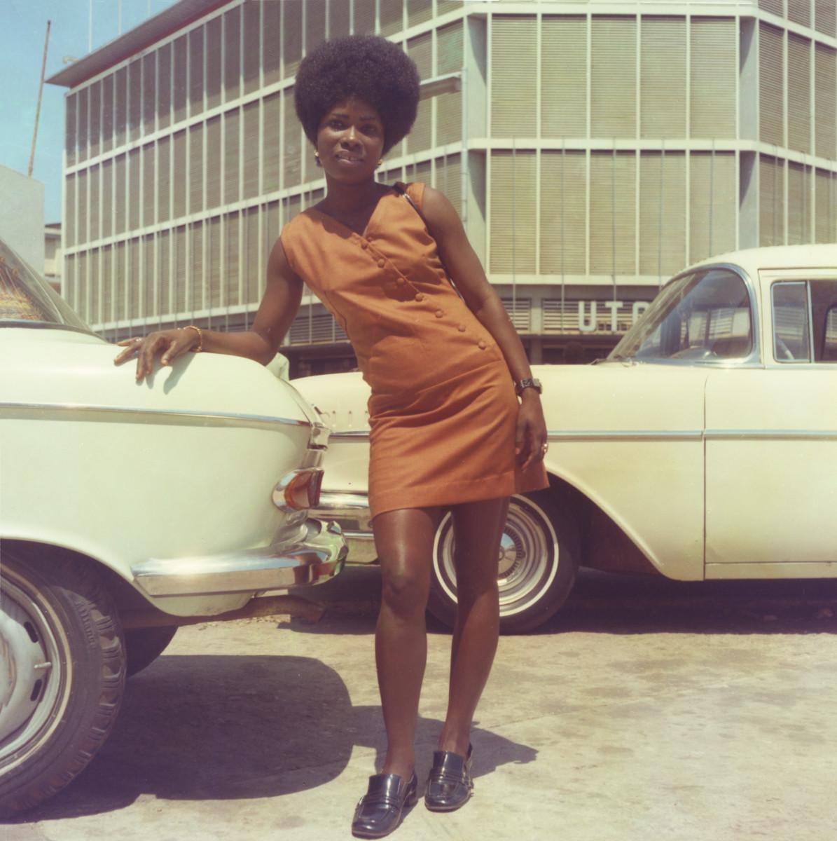 James Barnor.  Une assistante de la boutique Sick-Hagemeyer à Accra, 1971