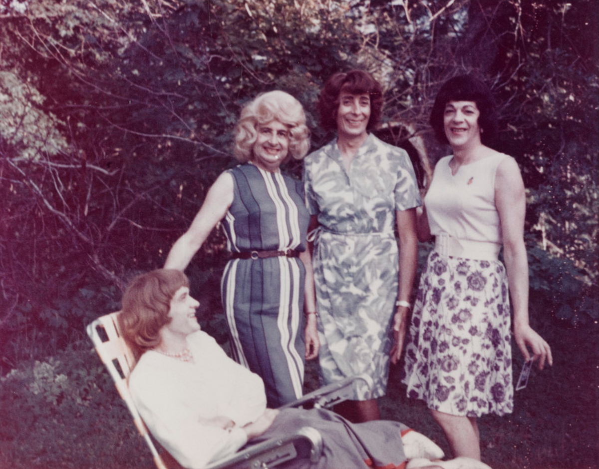 Andrea Susan (attributed to), Daphne sitting on a lawn chair with Ann, Susanna and a friend outside, Casa Susanna, Hunter, NY, 1964-1968. Chromogenic print. Collection Art Gallery of Ontario. Purchase, with funds generously donated by Martha LA McCain, 20