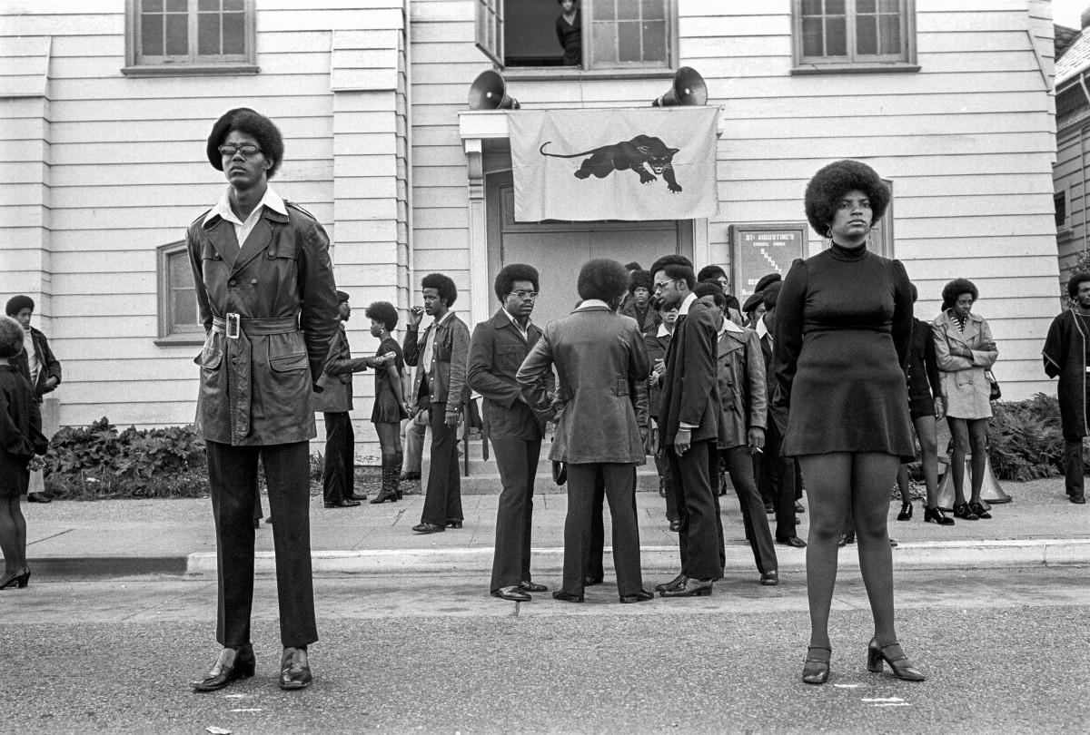 Stephen Shames. Le 28 août 1971 à Oakland, en Californie : Funérailles de George Jackson à l'église Saint-Augustin