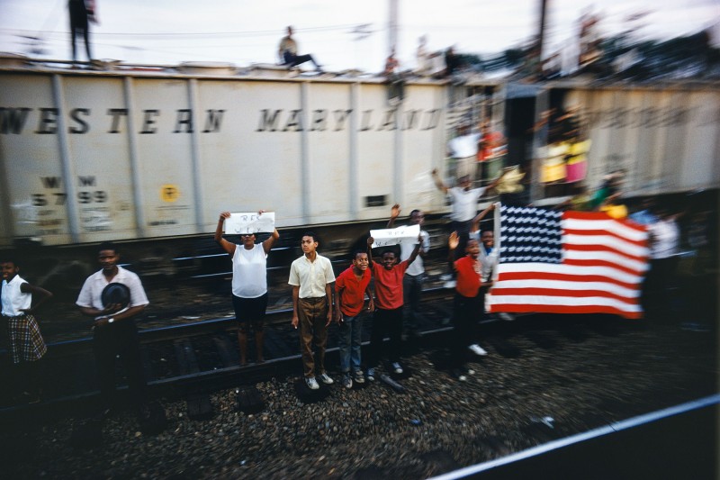 Paul Fusco/Magnum Photos, sans titre, série RFK Funeral Train, 1968