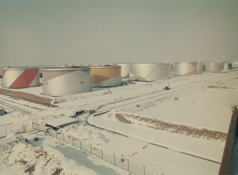 Cuves de la raffinerie Esso à Fos-sur-Mer, « mises en forme esthétique » par l’Atelier Jacques Fillacier, 1967  