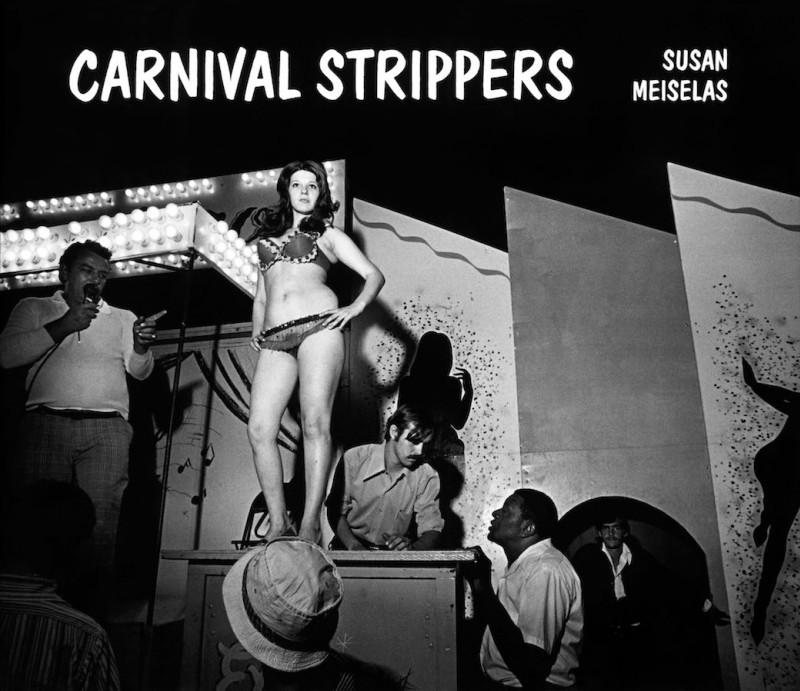 Couverture du livre de Susan Meiselas, Carnival Strippers, New York, Farrar, Strauss & Giroux 1976. Avec l’aimable autorisation de Susan Meiselas / Magnum Photos.