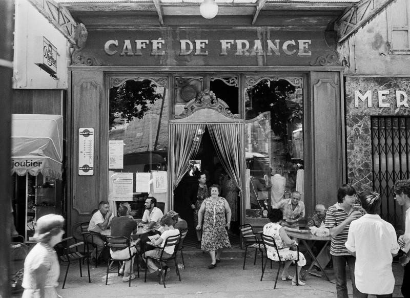 Willy Ronis, Le café de France, L'Isle-sur-la-Sorgue (Vaucluse), 1979. Avec l’aimable autorisation du ministère de la Culture, de la MAP, de la RMN-Grand Palais. Donation Willy Ronis.