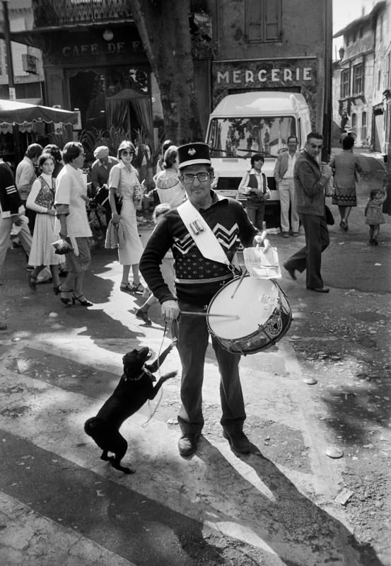 Willy Ronis, Le tambour de ville un jour de marché, L'Isle-sur-la-Sorgue (Vaucluse), 1979. Avec l’aimable autorisation du ministère de la Culture, de la MAP, de la RMN-Grand Palais. Donation Willy Ronis.