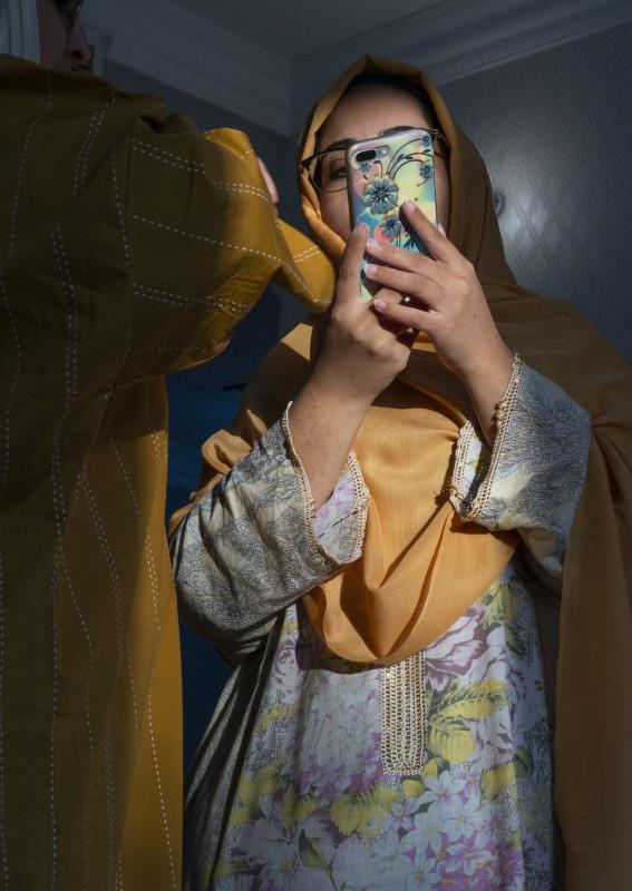 Farah Al Qasimi, S et A au téléphone, série Mirage de la vie, 2020. Avec l’aimable autorisation de Third Line, Dubaï, et Helena Anrather, New York.