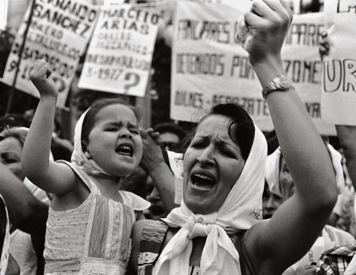 Adriana Lestido, Mother and Daughter from Plaza de Mayo, 1982.