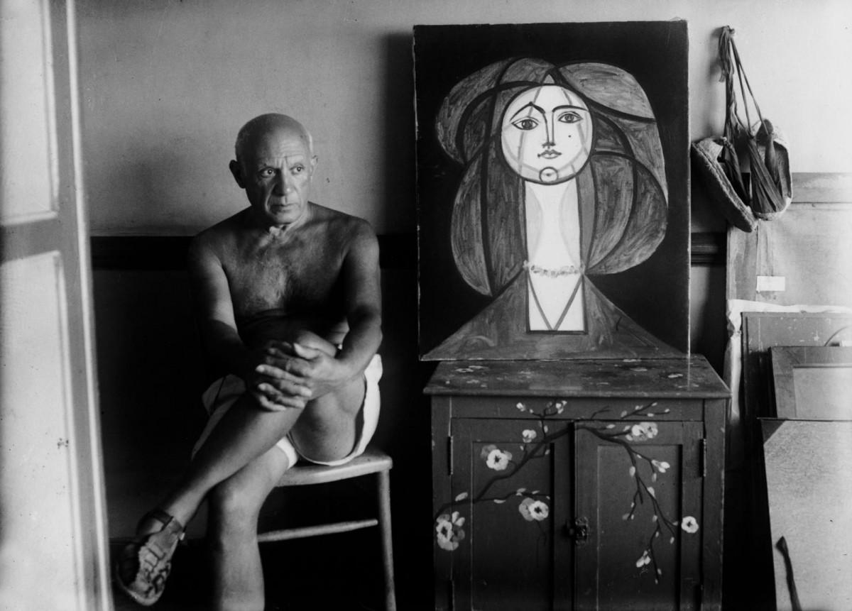 Michel Sima, Pablo Picasso à côté de Françoise au collier, château Grimaldi, septembre 1946.