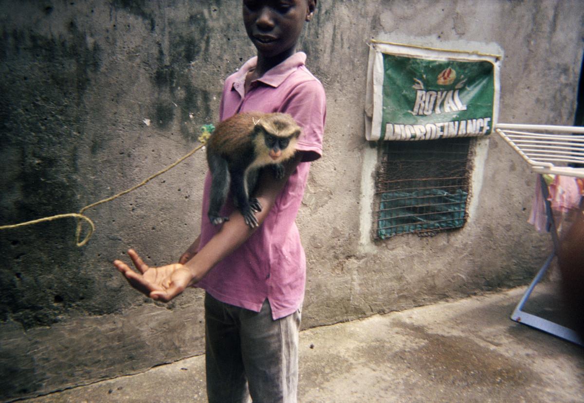 Gabriel Ndukwe, Child playing with a pet in Prison Waterfront shantytown, Port Harcourt, Nigeria, 2017 © ICRC