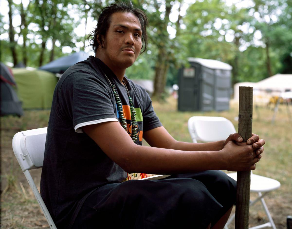 Bruno Serralongue. Marcus Mitchell de la nation Navajo Diné, blessé le 19 janvier 2017 par le tir d’un shérif du comté de Norton, alors qu’il manifestait contre la construction du Dakota Access Pipeline à Standing Rock. Touché à la tête, il a