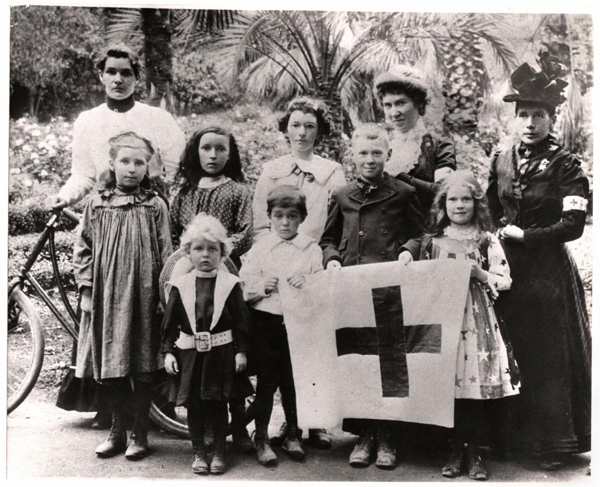 Anonyme. Auxiliaires « juniors » de la Croix-Rouge, guerre hispano-américaine, 1898. Avec l’aimable autorisation des Archives CICR (DR).