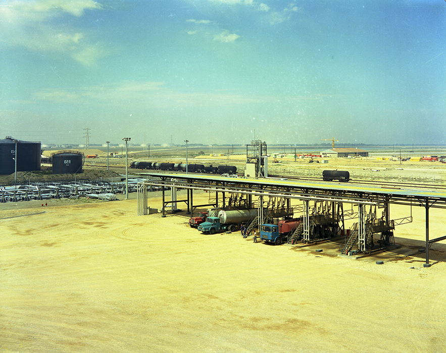 Sur le site des Dépôts pétroliers de Fos (DPF), 1974.