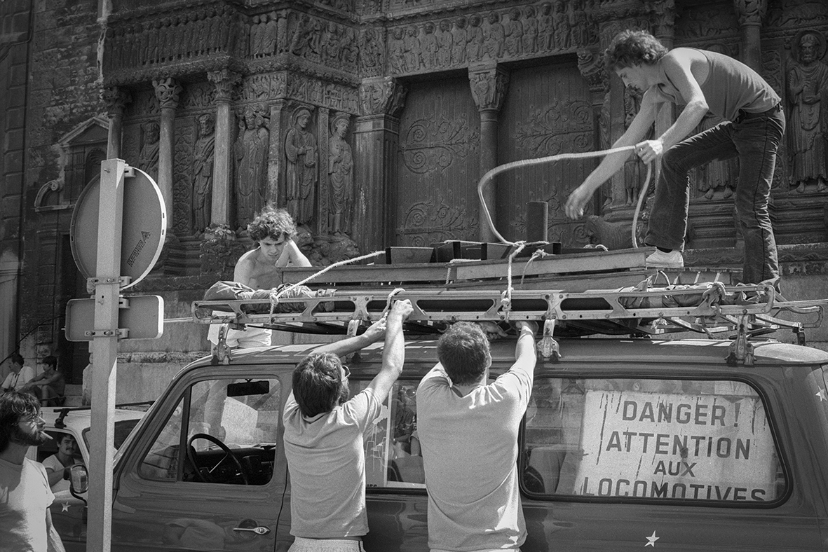 Montage du Parasol Photo (avec Jean-Luc Deru et Bernard Gille), 1982.jpg