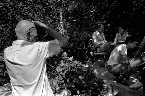19820710  02251-13 BD Arles RIP, Willy Ronis photographiant Robert Delpire.jpg