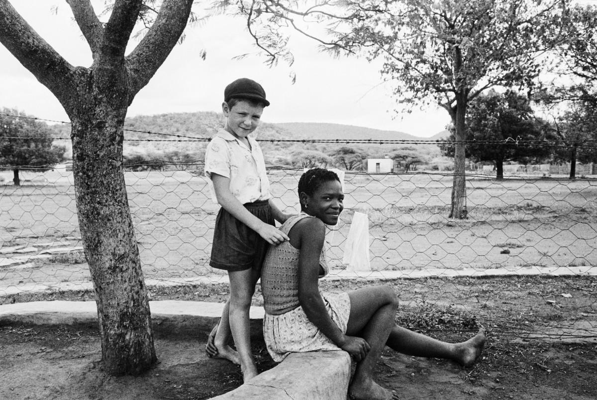 David Goldblatt, A farmer’s son and his nursemaid, Heimweeberg, Marico Bushveld, Transvaal (1964). © David Goldblatt