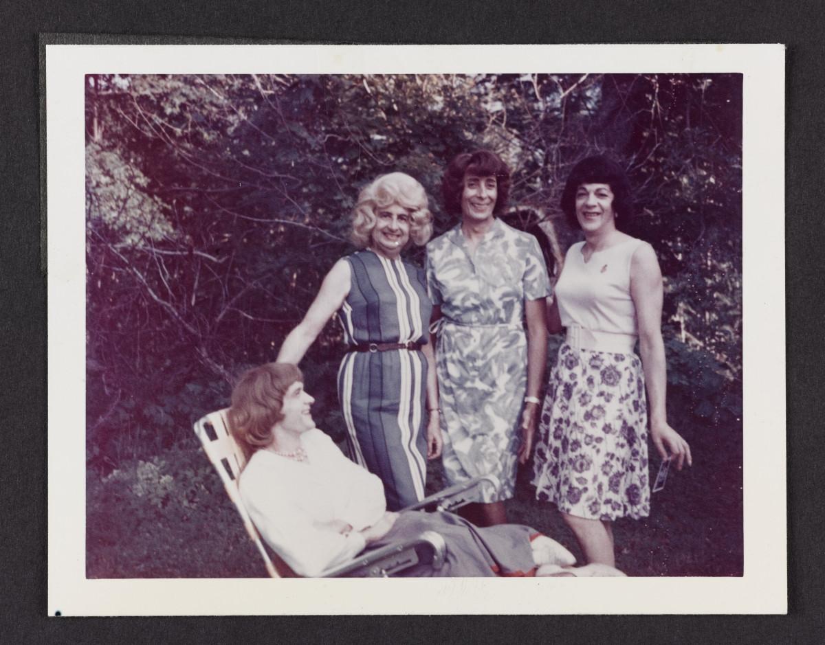 Anonyme. Susanna et trois ami·e·s dehors, tirage argentique, 1964-1969 Collection du Musée des beaux-arts de l’Ontario. Grâce aux généreux dons de Martha LA McCain, 2015. Photo © AGO.