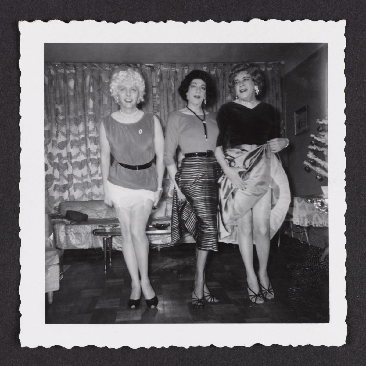Anonyme. Susanna et deux ami·e·s montrant leurs jambes, tirage argentique, années 1960. Collection du Musée des beaux-arts de l’Ontario. Grâce aux généreux dons de Martha LA McCain, 2015. Photo © AGO.