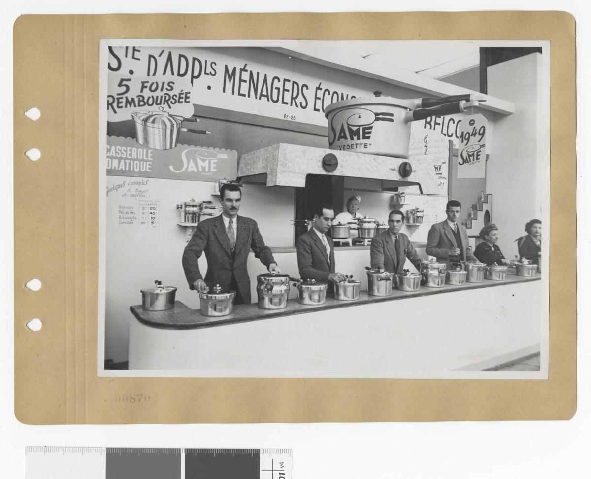 Anonymous.  Demonstrating Automatic Pans at the SAME Stand (Société d’appareils ménagers Économiques), 1949