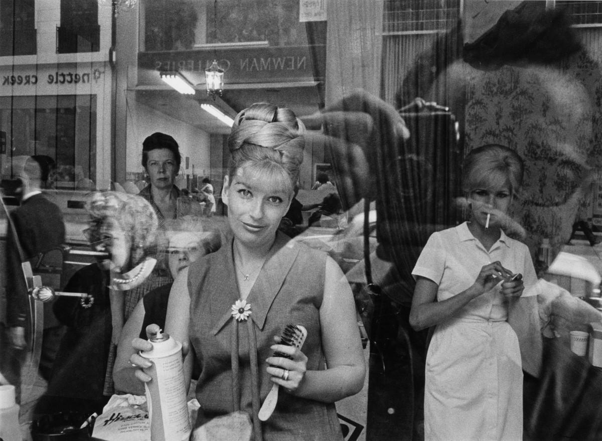 Harold Feinstein. Beauty Parlor Window.