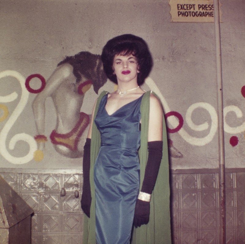 Travesti dans les coulisses d’un cabaret, États-Unis, Kodachrome, vers 1960.