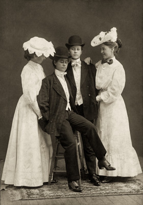 Deux femmes travesties en compagnie de deux femmes en robe, mention manuscrite : « Florence Kerr, Mrs Schlatter, Mrs Sallars, Anna Bentzinger », États-Unis, vers 1900.