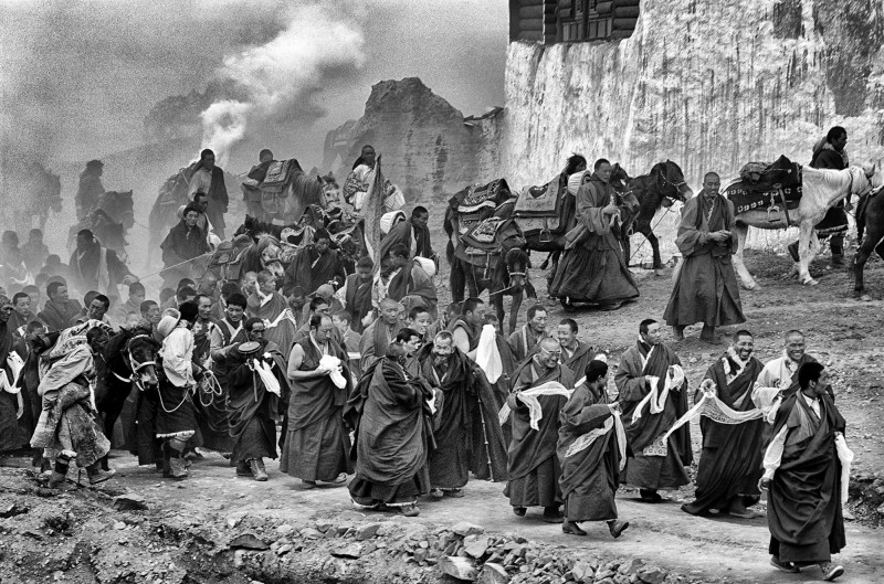 Matthieu Ricard, Foule de moines allant accueillir un grand lama, Népal, 1995