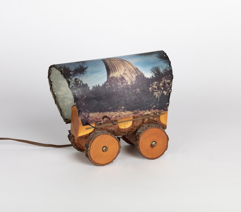 Covered wagon TV lamp with plastic shade featuring scenes of Devil’s Rock and Mt. Rushmore, 1950s, American.