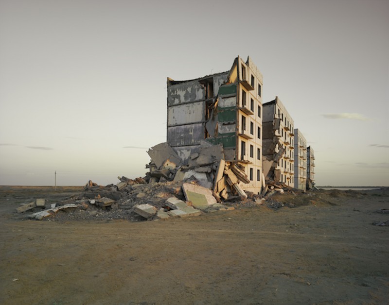 Nadav Kander, The Aral Sea I (Officers Housing), Kazakhstan 2011.
