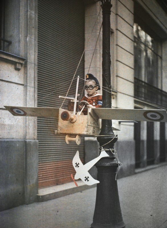 Léon Gimpel, L’aviateur Pépette vient d’abattre un « Taube » à coups de mitrailleuse. Paris, 19 septembre 1915. Autochrome.