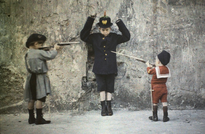 Léon Gimpel, Kids at War: Kamerad! Kamerad!Not Kaput! Paris, 12 septembre 1915. Autochrome.