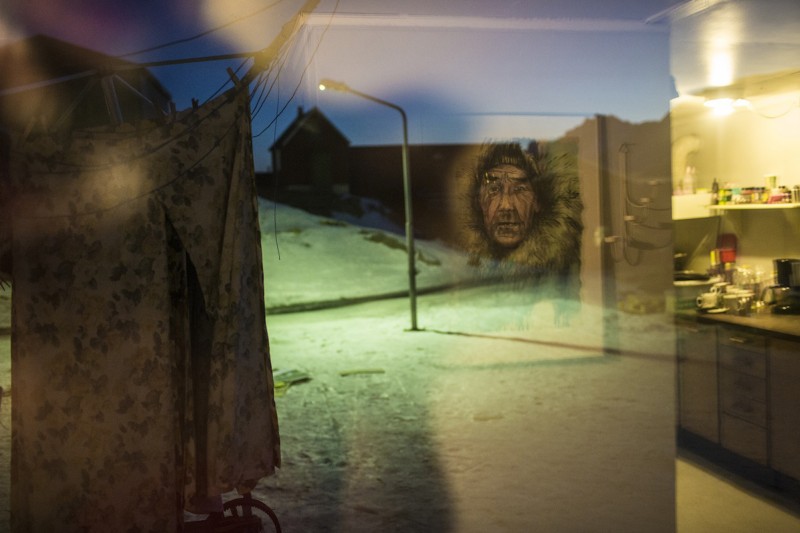 Ciril Jazbec, Reflet d’un portrait de Unnartoq chez lui réalisé par l’artiste français Pierre André Auzias qui vit et travaille au Groenland.