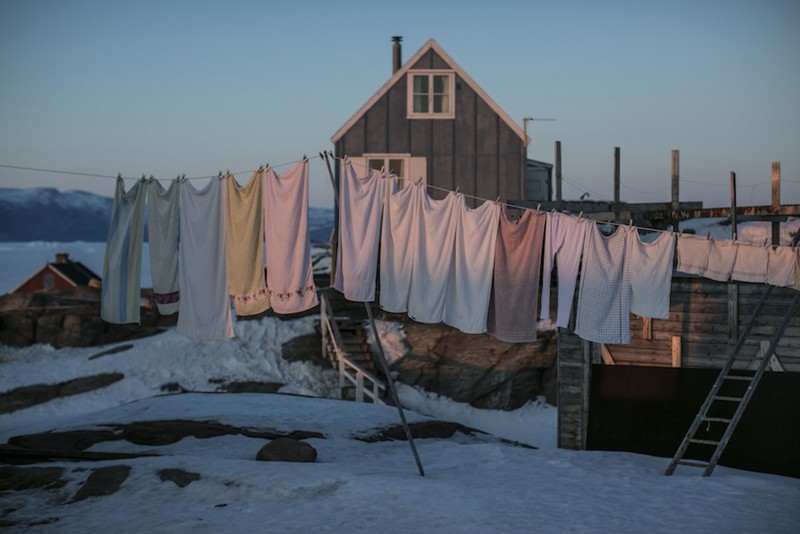 Ciril Jazbec, Vêtements et serviettes en train de sécher dans un village isolé du Groenland comptant 250 habitants et 500 chiens.