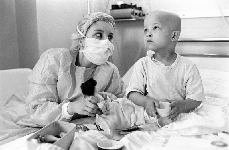 Jean-Louis Courtinat, Inès avec son aide-soignante dans le secteur stérile de l’institut Curie, Paris, 1990.