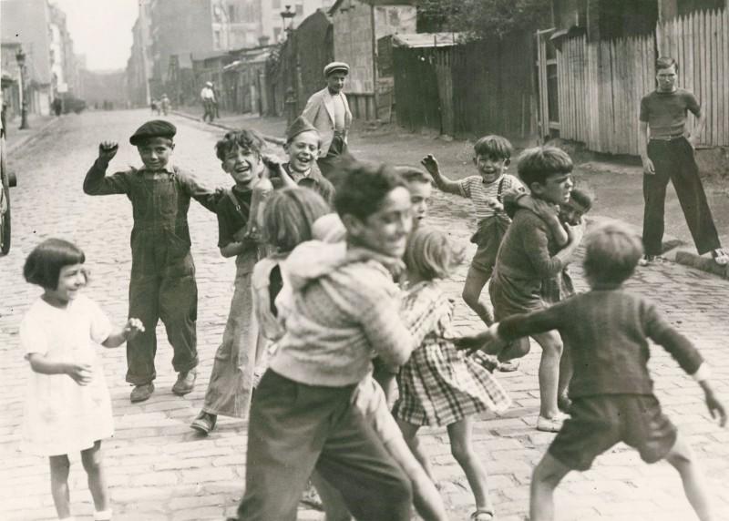Photographe anonyme, Enfants de la Zone, Rue Forceval, Porte de la Villette,  France, 1940. Avec l’aimable autorisation de la Galerie Lumière des Roses.