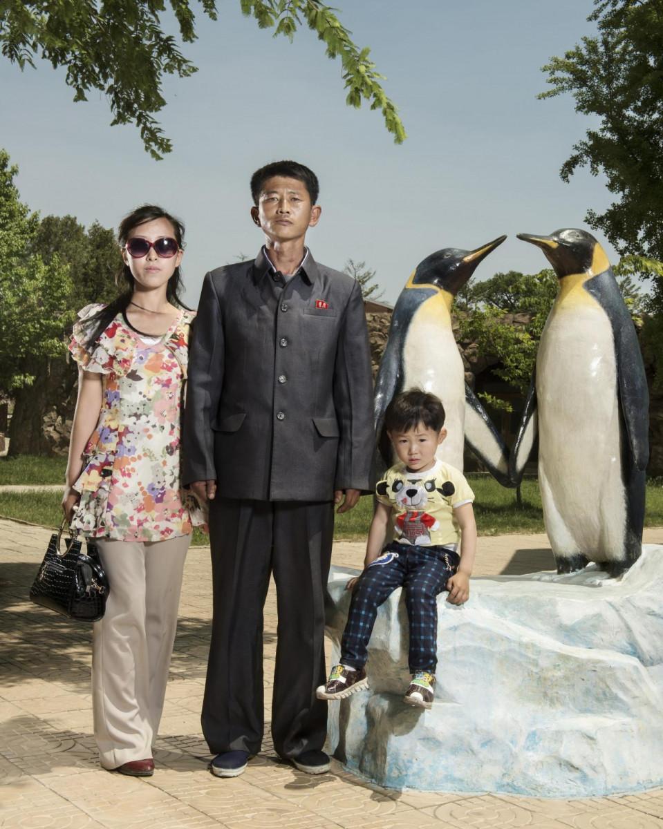 Stéphan Gladieu, Portraits de Nord-Coréens, Corée du Nord, Pyongyang, juin 2017. Une famille pose dans le zoo central de Pyongyang. Avec l’aimable autorisation de School Gallery / Olivier Castaing.