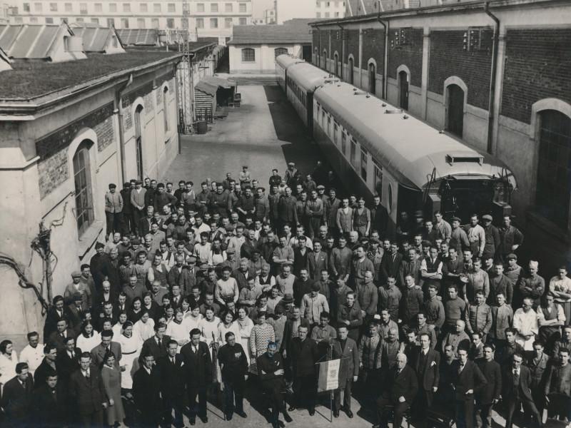 Photographie de l'ensemble du personnel des ateliers de la Compagnie internationale des wagons-lits à Milan-Greco en Italie. Photographie : Fotografia Cozza, 1933.
