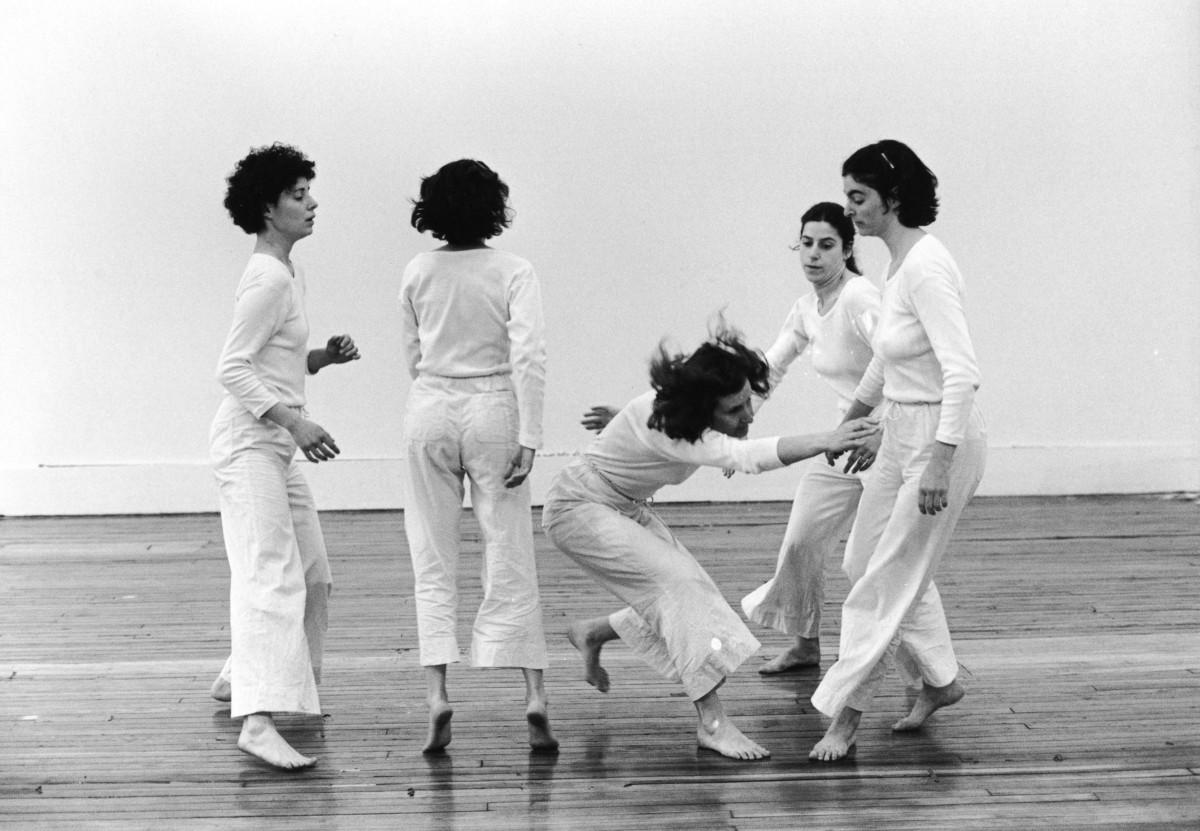 Babette Mangolte. Trisha Brown répète « Line-up » dans son loft de Broadway avec, de gauche à droite, Wendy Perron, Judith Ragir, Trisha Brown, Mon Sulzman et Elizabeth Garren, 1977. Avec l’aimable autorisation de Babette Mangolte.