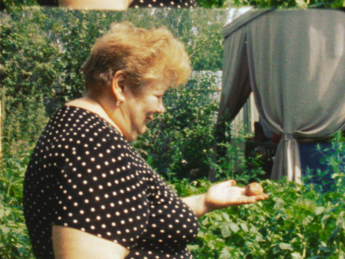 Olga Grotova. Tante Anya dans son jardin, film 8 mm, série Les Jardins de nos grand-mères, 2022. Avec l’aimable autorisation d’Olga Grotova (archive).