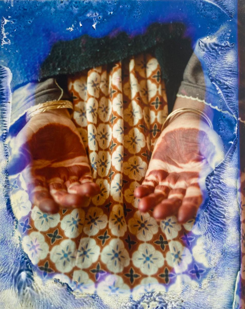 Seif Kousmate. Detail of Zayna’s hands, Akka, Morocco, February 2021, from the series Waha (Oasis). Courtesy Seif Kousmate.