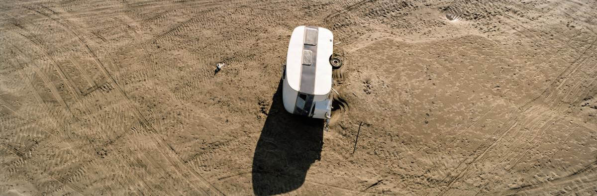 Lionel Roux. Caravane abandonnée sur la plage d'Arles, juin 2013, série Odyssée pastorale. Avec l’aimable autorisation de l’artiste.