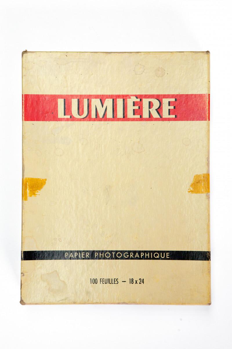 Thomas Mailaender. Lumière Passion, boîte de 100 feuilles accidentellement exposées, 2022. Avec l’aimable autorisation de l’artiste.