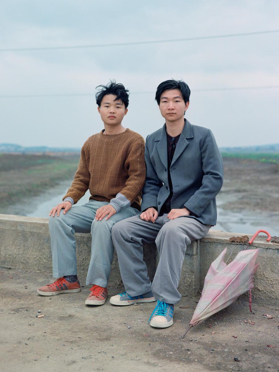 Heng Zeng. Deux hommes sur le pont, 2021.