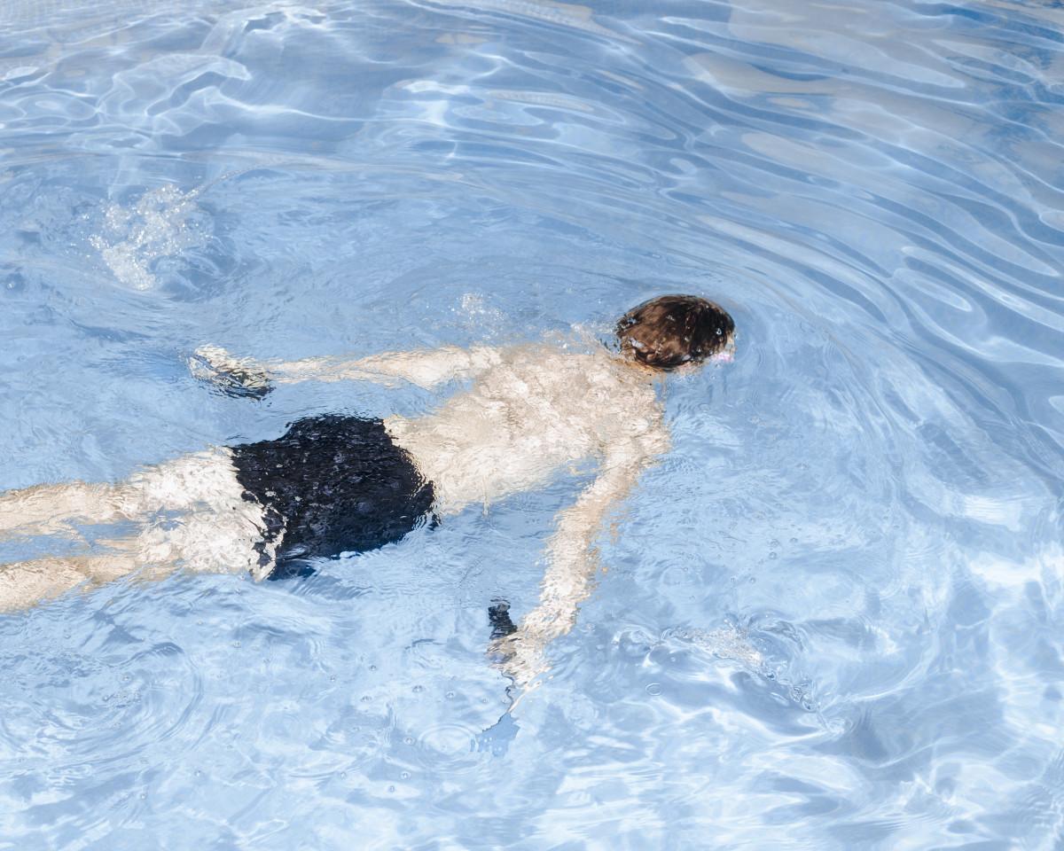 Valentin Derom. The swimming pool, Parodia series, 2021. Courtesy of the artist.