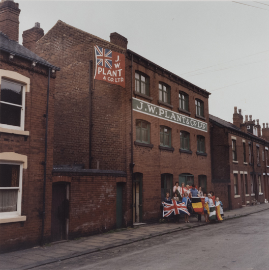 Manufacture de drapeaux. Vendredi 22 juillet 1977. 11:30. Leeds.
