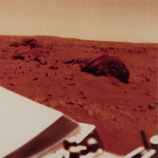 Chryse Planitia. 22.5° nord 47.8° ouest. 23 août 1979. Midi, heure locale à l’atterrissage.