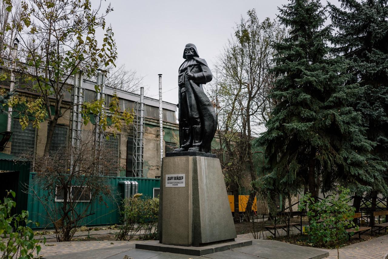 L’artiste ukrainien Alexander Milov a transformé cette statue de Lénine en un personnage de Star Wars, Darth Vader. Elle se dresse dans la cour d’une usine de la périphérie d’Odessa. Odessa, 21 novembre 2015.