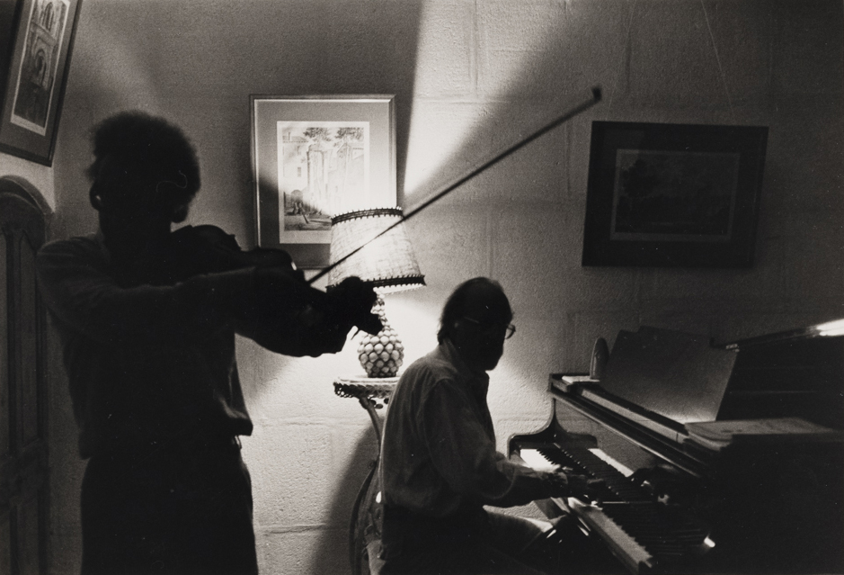 Lucien Clergue jouant du violon avec Jack Welpott au piano