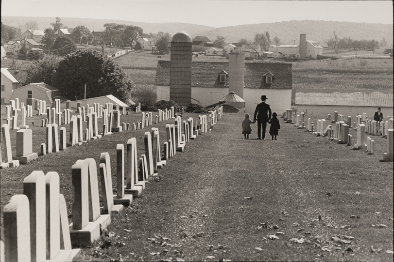 Père Amish et enfants, cimetière Pennsylvanie, Etais-Unis